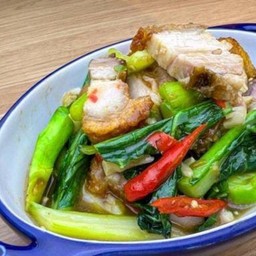 คะน้าหมูกรอบ