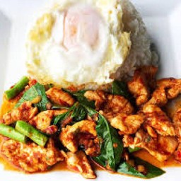 ผัดพริกแกงไก่ไข่ดาวราดข้าว