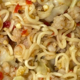 ผัดมาม่า สปาเก็ตตี้ ยำ เล่านม เล่านม (สาขาใหญ่)