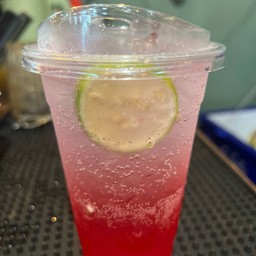 แดงมะนาวโซดาเย็น