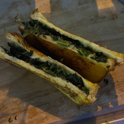 ผักขมอบชีส ชิ้นละ