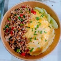 พริกเกลือหมูสับไข่ข้นราดข้าว