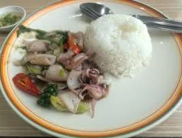 ผัดพริกไทดำปลาหมึกราดข้าว