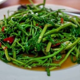 ผัดผักกระเฉดไฟแดง