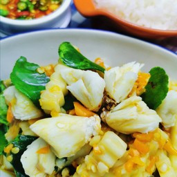 LM_เนื้อปูก้อนผัดพริกเหลืองยอดมะพร้าว