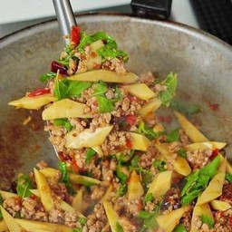 ผัดกระเพราหน่อไม้ เนื้อสับ กับข้าว