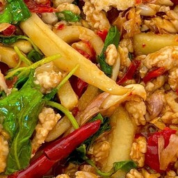 กระเพราหมูสับหน่อไม้ราดข้าว