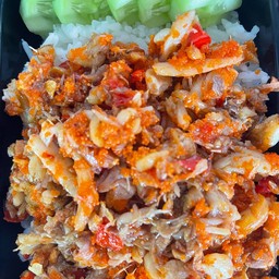 ข้าวราดเนื้อปูผัดพริกเกลือไข่กุ้ง