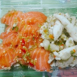 ยำแซลม่อนไข่ปลาหมึก