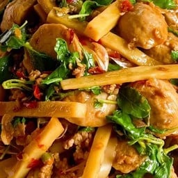 กระเพราหมูสับ+ลูกชิ้นหน่อไม้ราดข้าว