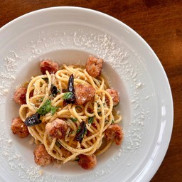 Aglio Olio e Salsiccia พาสต้ากระเทียมและไส้กรอกอิตาเลียน