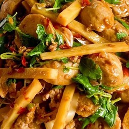 กระเพราเนื้อ+ลูกชิ้นเนื้อหน่อไม้ราดข้าว