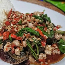 ข้าวกระเพราไก่ชิ้น  +  ไข่เยี่ยวม้า