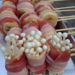 หมูสามชั้นพันเห็ดเข็มทอง (ย่างซอสหม่าล่า)