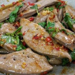 ผัดกระเพราตับหมูพริกแห้งราดข้าว