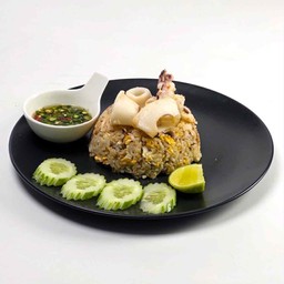 ข้าวผัดปลาหมึก