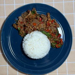 ข้าวกระเพราเนื้อชิ้น