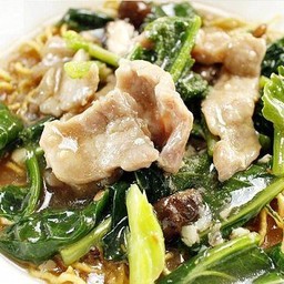 เส้นเหลืองราดหน้าหมู