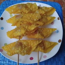 เกี๊ยวทอดห่อใส้กรอก