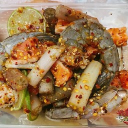 ยำกุ้งสดแซลม่อนสายบัวมะนาวข้าวคั่วปลาร้า