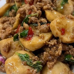 กระเพราหมูสับ+ลูกชิ้นราดข้าว