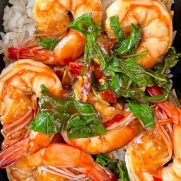 กระเพรากุ้งราดข้าว