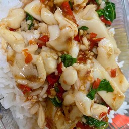 กระเพราปลาหมึกราดข้าว