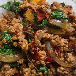 กระเพราหมูสับ + หอมใหญ่ราดข้าว