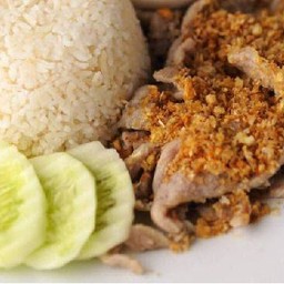 ข้าวราดไก่ทอดกระเทียม