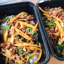 ข้าวกะเพราหมูสับหน่อไม้