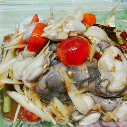 ยำกุ้งสดหอยนางรมไข่แดง