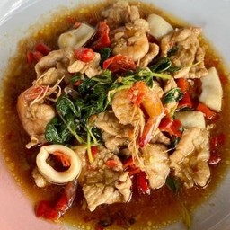 กระเพรารวมมิตรราดข้าว