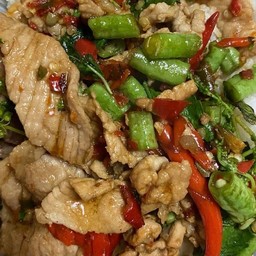 กระเพราหมูชิ้น + ถั่วฝักยาวราดข้าว