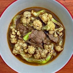 แกงกะหล่ำดอกใส่เนื้อน่องลาย