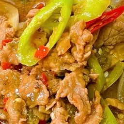 เนื้อผัดพริกหยวกราดข้าว