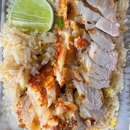 ข้าวผัดหน้าหมูกรอบ