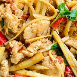 กระเพราไก่ใส่หน่อไม้ราดข้าว