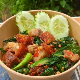 ข้าวคะน้าหมูกร๊อบกรอบ