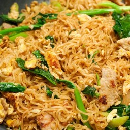 ผัดมาม่าหมูสับ