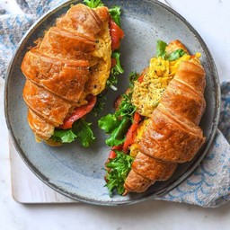 Smoke salmon omelette Croissant