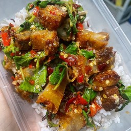 กะเพราหมูกรอบราดข้าว