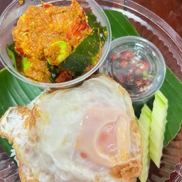 ผัดเผ็ดกุ้งสะตอ+ไข่ดาว ราดข้าว