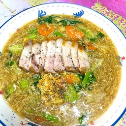 ราดหน้าเส้นใหญ่หมูกรอบ