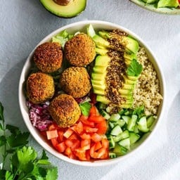 Avocado falafel salad