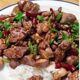 ผักกระเพราเครื่องในไก่ ราดข้าว