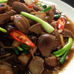 เครื่องในไก่ผัดน้ำมันหอย ราดข้าว