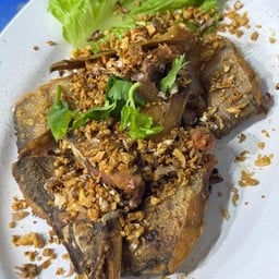 ปลาเนื้ออ่อนทอดกระเทียม