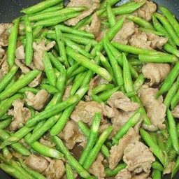 ผัดถั่วฝักยาวใส่หมูราดข้าว