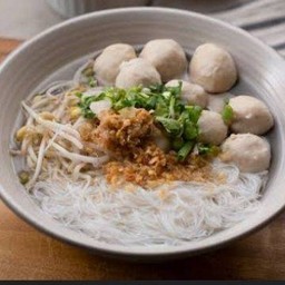 เส้นหมี่ลูกชิ้นเนื้อน้ำใส