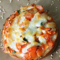 Smoke salmon bagel pizza